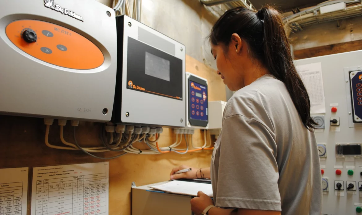 Krista bei der täglichen Arbeit an den Stallcomputern. (Bildnachweis: DGS Magazin)
